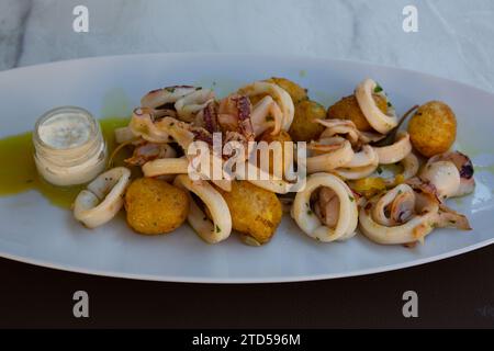 Assiette alimentaire (Calamari frit avec pommes de terre), Pula, Croatie Banque D'Images