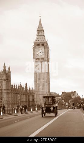 Sepia Tone entrant 342 1904 blanc (vapeur) sur Westminster Bridge London à Brighton Veteran car Run Banque D'Images