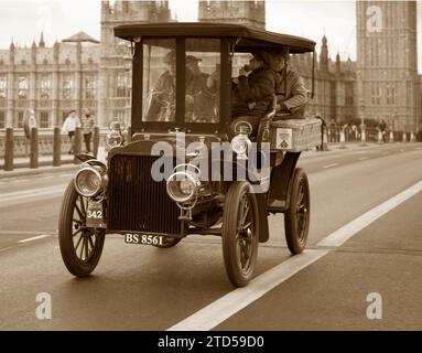 Sepia Tone entrant 342 1904 blanc (vapeur) sur Westminster Bridge London à Brighton Veteran car Run Banque D'Images