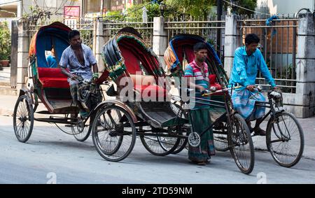 Dhaka, Bangladesh October,17,2022La vie d'un extracteur de rickshaw dans la ville de Dhaka au Bangladesh, Asie du Sud Banque D'Images