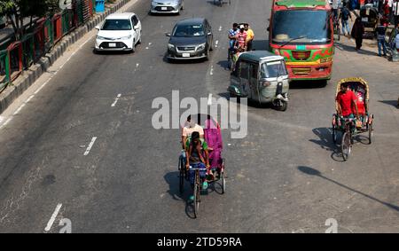 Asie du Sud 17 octobre 2022 : Rickshaw tiré par un homme bangladais à Dhaka, connue comme la capitale mondiale du Rickshaw.transport local, Dhaka, Banglades Banque D'Images