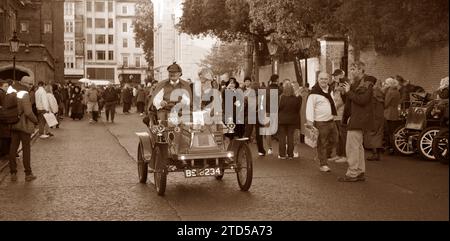 Sepia Tone entrant 93 Rouge 1902 Covert London à Brighton Veteran car Run Concours Marlborough Road St James's London Banque D'Images