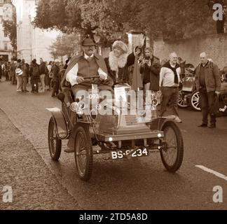 Sepia Tone entrant 93 Rouge 1902 Covert London à Brighton Veteran car Run Concours Marlborough Road St James's London Banque D'Images