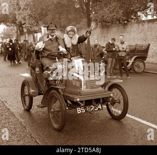 Sepia Tone entrant 93 Rouge 1902 Covert London à Brighton Veteran car Run Concours Marlborough Road St James's London Banque D'Images