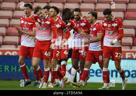 Barnsley, Angleterre. 16 décembre 2023. Barnsley célèbre après Adam Phillips a marqué lors du match Sky Bet EFL League One entre Barnsley et Charlton Athletic. Kyle Andrews/Alamy Live News Banque D'Images