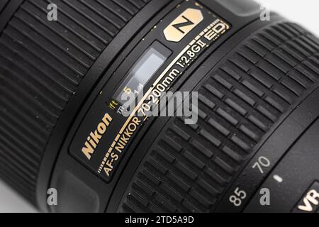 Gothenburg, Suède - décembre 08 2022 : gros plan d'un objectif Nikon AF-S 70-200mm f2.8G Banque D'Images