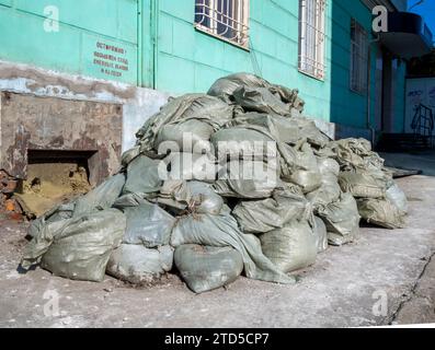 Sacs de débris de construction sur le trottoir à la maison Banque D'Images