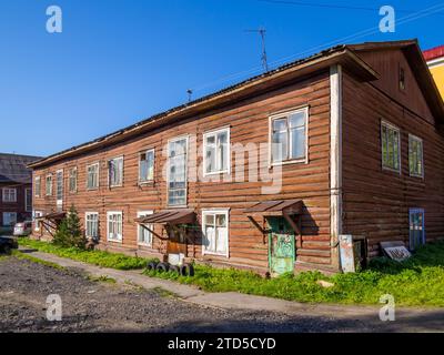 Mourmansk, Russie - 09 août 2021 : ancienne maison en rondins dans l'un des quartiers de Mourmansk Banque D'Images