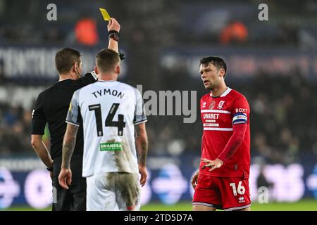 L'arbitre James Bell donne un carton jaune à Jonathan Howson #16 de Middlesbrough lors du Sky Bet Championship Match Swansea City vs Middlesbrough au Swansea.com Stadium, Swansea, Royaume-Uni, le 16 décembre 2023 (photo de Craig Thomas/News Images) dans , le 12/16/2023. (Photo Craig Thomas/News Images/Sipa USA) Banque D'Images