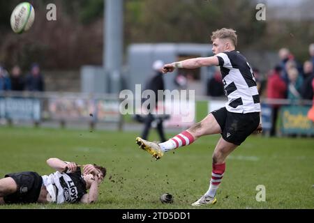 Kelso, Scottish Borders, Royaume-Uni. 16 décembre 2023. Scottish Premiership Rugby le 16 décembre 2023 au Kelso RFC, Poynder Park. Kelso RFC vs Marr Rugby Dwain Patterson (Kelso RFC) lance une conversion HT Score 31-07 crédit : Rob Gray / freelance crédit : Rob Gray / Alamy Live News Banque D'Images