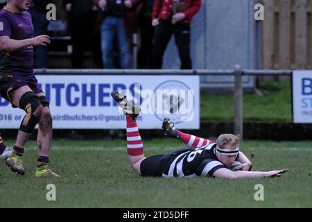 Kelso, Scottish Borders, Royaume-Uni. 16 décembre 2023. Scottish Premiership Rugby le 16 décembre 2023 au Kelso RFC, Poynder Park. Kelso RFC vs Marr Rugby Andrew Sweenie (Kelso RFC) ajoute à la liste des scores Kelso Try. Score FT - 48 - 24 crédit : Rob Gray / freelance crédit : Rob Gray / Alamy Live News Banque D'Images