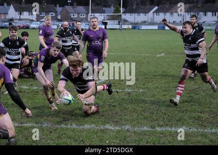 Kelso, Scottish Borders, Royaume-Uni. 16 décembre 2023. Scottish Premiership Rugby le 16 décembre 2023 au Kelso RFC, Poynder Park. Kelso RFC vs Marr Rugby Keith Melbourne (Kelso RFC) va essayer crédit : Rob Gray / freelance crédit : Rob Gray / Alamy Live News Banque D'Images