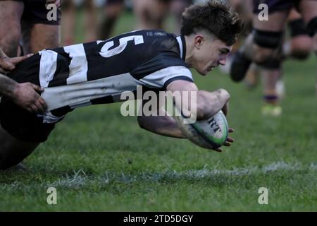 Kelso, Scottish Borders, Royaume-Uni. 16 décembre 2023. Scottish Premiership Rugby le 16 décembre 2023 au Kelso RFC, Poynder Park. Kelso RFC vs Marr Rugby Archie Barbour (Kelso RFC) marque pour Kelso. Score FT - 48 - 24 crédit : Rob Gray / freelance crédit : Rob Gray / Alamy Live News Banque D'Images