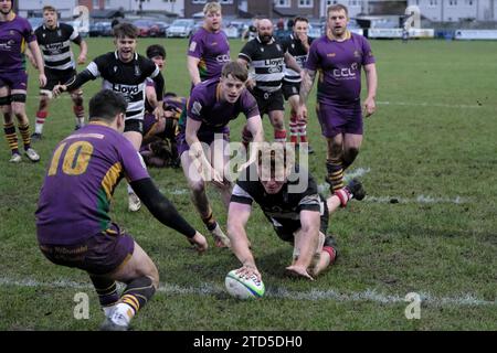 Kelso, Scottish Borders, Royaume-Uni. 16 décembre 2023. Scottish Premiership Rugby le 16 décembre 2023 au Kelso RFC, Poynder Park. Kelso RFC vs Marr Rugby Keith Melbourne (Kelso RFC) va essayer crédit : Rob Gray / freelance crédit : Rob Gray / Alamy Live News Banque D'Images