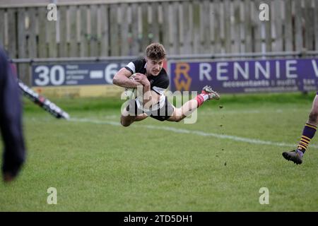 Kelso, Scottish Borders, Royaume-Uni. 16 décembre 2023. Scottish Premiership Rugby le 16 décembre 2023 au Kelso RFC, Poynder Park. Kelso RFC vs Marr Rugby Archie Barbour (Kelso RFC) avec le ballon à l'intérieur des terres en tête pour un score d'essai en première mi-temps. Score HT 31-07 crédit : Rob Gray / crédit freelance : Rob Gray / Alamy Live News Banque D'Images