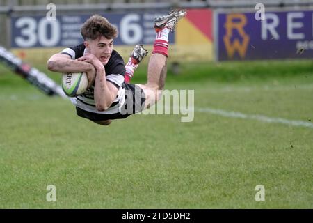 Kelso, Scottish Borders, Royaume-Uni. 16 décembre 2023. Scottish Premiership Rugby le 16 décembre 2023 au Kelso RFC, Poynder Park. Kelso RFC vs Marr Rugby Archie Barbour (Kelso RFC) avec le ballon à l'intérieur des terres en tête pour un score d'essai en première mi-temps. Score HT 31-07 crédit : Rob Gray / crédit freelance : Rob Gray / Alamy Live News Banque D'Images