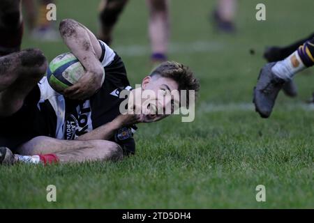 Kelso, Scottish Borders, Royaume-Uni. 16 décembre 2023. Scottish Premiership Rugby le 16 décembre 2023 au Kelso RFC, Poynder Park. Kelso RFC vs Marr Rugby Archie Barbour (Kelso RFC) marque pour Kelso. Score FT - 48 - 24 crédit : Rob Gray / freelance crédit : Rob Gray / Alamy Live News Banque D'Images