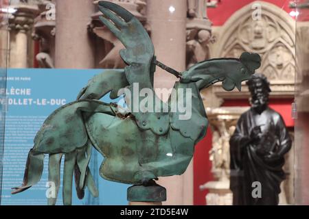 ©PHOTOPQR/Ouest FRANCE/Philippe Mirkovic ; Paris ; 01/06/2021 ; l'ancien coq de notre-Dame de Paris présenté à la cité de l'Architecture à Paris. Archive 1/06/2021 DOSSIERS : ANCIEN COQ DE NOTRE DAME DE PARIS, PHOTOGRAPHIÉ LE 01/06/2021 Paris, France, 16 décembre 2023. Notre-Dame de Paris : le coq trouve sa place sur la flèche de la cathédrale après une bénédiction PhilippeVilleneuve, architecte en chef des monuments historiques devant le coq qu’il a conçu pour la cathédrale. il contient des cendres de la cathédrale et les noms de 2000 artisans qui ont travaillé à sa reconstruction Banque D'Images