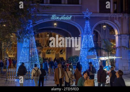 Palma de Majorque, Espagne ; décembre 12 2023 : éclairage décoratif de Noël des rues de la ville majorquine de Palma de Majorque la nuit. Espagne Banque D'Images