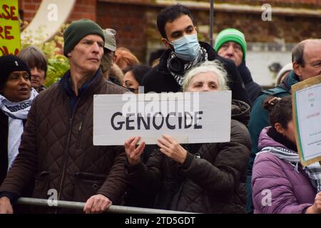 Londres, Royaume-Uni. 16 décembre 2023. Les manifestants pro-palestiniens se rassemblent devant la résidence de l’ambassadrice israélienne Tzipi Hotovely après qu’elle eut fait des commentaires rejetant la solution à deux États. Crédit : Vuk Valcic/Alamy Live News Banque D'Images