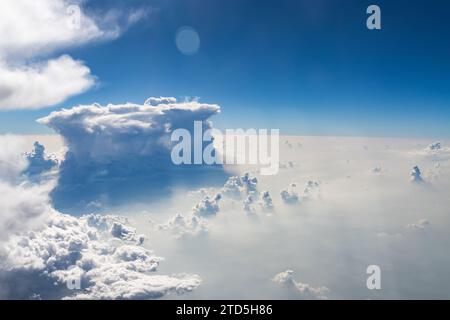 Belles rafales célestes de nuages dans Blue Sunny Sky comme Atom Bomb explosion. Vagues de nuages dans le ciel Banque D'Images