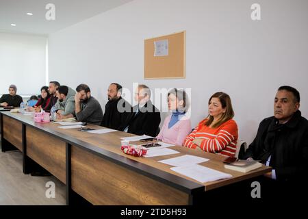 13 décembre 2023 : Gaziantep, Turkiye. 13 décembre 2023. D'anciens détenus dans les prisons du gouvernement syrien, des membres de la famille des détenus, ainsi que des représentants d'organisations syriennes de défense des droits humains et de comités concernés par la question des détenus dans les prisons syriennes, assistent à un lancement de livre à Gaziantep. Le livre en arabe intitulé ''le récit de l'arrestation et de la disparition forcée dans les prisons du régime syrien'' a été publié lors de l'événement organisé par le Centre de guérison et de plaidoyer Amal à Gaziantep, Turkiye (image de crédit : © Muhammad ATA/IMAGESLIVE via ZUMA Press Wire) ÉDITORIAL USA Banque D'Images