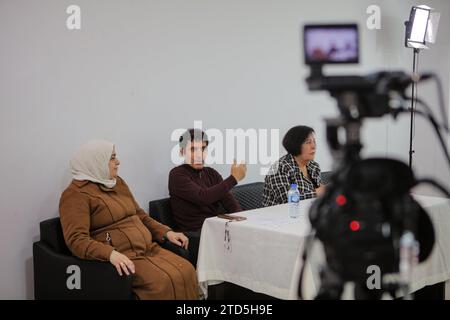 13 décembre 2023 : Gaziantep, Turkiye. 13 décembre 2023. Amal Alnassan, directrice du Centre de guérison et de plaidoyer Amal lors d'un événement à Gaziantep pour la publication d'un livre en arabe intitulé ''le récit des arrestations et des disparitions forcées dans les prisons du régime syrien''. D'anciens détenus des prisons du gouvernement syrien, des membres de familles de détenus, ainsi que des représentants d'organisations syriennes de défense des droits de l'homme et de comités s'occupant de la question des détenus dans les prisons syriennes, ont assisté à l'événement organisé par le Centre de guérison et de plaidoyer Amal dans le sud de Turkiye (crédit image : Banque D'Images