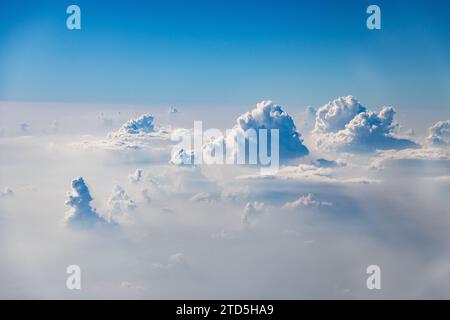 Belles rafales célestes de nuages dans Blue Sunny Sky comme Atom Bomb explosion. Vagues de nuages dans le ciel Banque D'Images