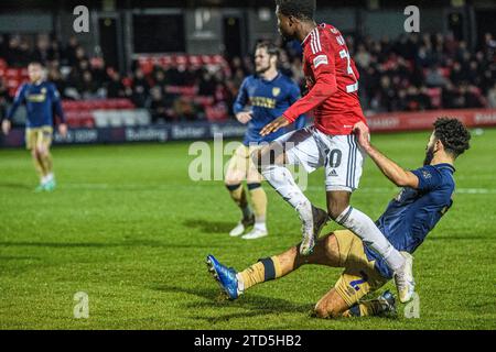 Salford, Royaume-Uni. 16 décembre 2023.Kelly n'Mai de Salford City sous la pression de Huseyin Biler de Wimbledon lors du match Sky Bet League 2 entre Salford City et AFC Wimbledon à Moor Lane, Salford le samedi 16 décembre 2023. (Photo : Ian Charles | MI News) crédit : MI News & Sport / Alamy Live News Banque D'Images