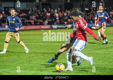 Salford, Royaume-Uni. 16 décembre 2023.Kelly n'Mai de Salford City sous la pression de Huseyin Biler de Wimbledon lors du match Sky Bet League 2 entre Salford City et AFC Wimbledon à Moor Lane, Salford le samedi 16 décembre 2023. (Photo : Ian Charles | MI News) crédit : MI News & Sport / Alamy Live News Banque D'Images