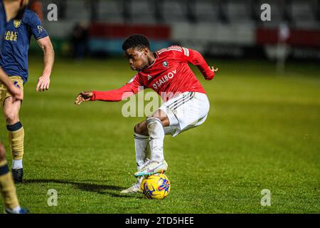 Salford, Royaume-Uni. 16 décembre 2023.Kelly n'Mai de Salford City sous la pression de Huseyin Biler de Wimbledon lors du match Sky Bet League 2 entre Salford City et AFC Wimbledon à Moor Lane, Salford le samedi 16 décembre 2023. (Photo : Ian Charles | MI News) crédit : MI News & Sport / Alamy Live News Banque D'Images