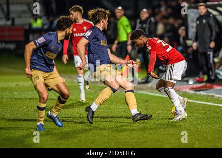 Salford, Royaume-Uni. 16 décembre 2023.Kelly n'Mai de Salford City sous la pression de Huseyin Biler de Wimbledon lors du match Sky Bet League 2 entre Salford City et AFC Wimbledon à Moor Lane, Salford le samedi 16 décembre 2023. (Photo : Ian Charles | MI News) crédit : MI News & Sport / Alamy Live News Banque D'Images