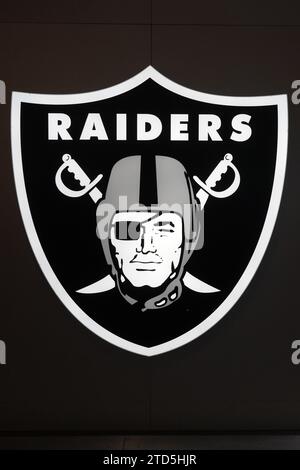 Vue détaillée du logo du bouclier des Raiders de Las Vegas au magasin de l'équipe Raider image à l'aéroport international Harry Reid, vendredi 15 décembre 2023, à Las Vegas. Banque D'Images