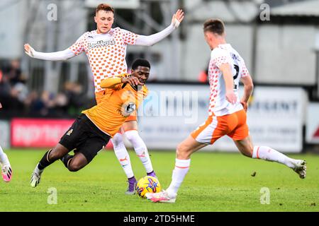 Cambridge le samedi 16 décembre 2023.Sulley Kaikai (14 Cambridge United) affronté par Sonny Carey (10 Blackpool) et Callum Connolly (2 Balckpool) lors du match Sky Bet League 1 entre Cambridge United et Blackpool au R Costing Abbey Stadium, Cambridge le samedi 16 décembre 2023. (Photo : Kevin Hodgson | MI News) crédit : MI News & Sport / Alamy Live News Banque D'Images