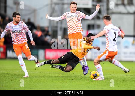 Cambridge le samedi 16 décembre 2023.Sulley Kaikai (14 Cambridge United) affronté par Sonny Carey (10 Blackpool) et Callum Connolly (2 Balckpool) lors du match Sky Bet League 1 entre Cambridge United et Blackpool au R Costing Abbey Stadium, Cambridge le samedi 16 décembre 2023. (Photo : Kevin Hodgson | MI News) crédit : MI News & Sport / Alamy Live News Banque D'Images