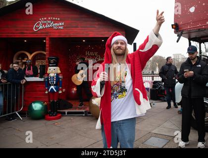 Londres, Royaume-Uni. 16 décembre 2023. Sam Ryder fait une performance pop-up de son morceau original d'Amazon Music 'You're Christmas to Me' sur The Southbank ce samedi. La piste est actuellement en course pour être un concurrent ferme pour Noël n ° 1. Cristina Massei/Alamy Live News Banque D'Images