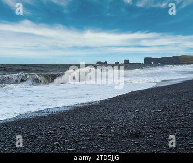 Automne pittoresque Cape Dyrholaey et formations rocheuses vue depuis l'océan Reynisfjara plage de sable volcanique noir. Vik, Islande du Sud. Banque D'Images