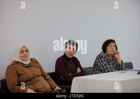 13 décembre 2023 : Gaziantep, Turkiye. 13 décembre 2023. Amal Alnassan, directrice du Centre de guérison et de plaidoyer Amal lors d'un événement à Gaziantep pour la publication d'un livre en arabe intitulé ''le récit des arrestations et des disparitions forcées dans les prisons du régime syrien''. D'anciens détenus des prisons du gouvernement syrien, des membres de familles de détenus, ainsi que des représentants d'organisations syriennes de défense des droits de l'homme et de comités s'occupant de la question des détenus dans les prisons syriennes, ont assisté à l'événement organisé par le Centre de guérison et de plaidoyer Amal dans le sud de Turkiye (crédit image : Banque D'Images