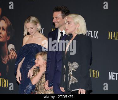 12 décembre 2023, Los Angeles, Californie, États-Unis : Carey Mulligan, Bradley Cooper et leur fille Lea et Lady Gaga assistent à l'appel photo ''Maestro'' Los Angeles de Netflix. (Image de crédit : © Billy Bennight/ZUMA Press Wire) USAGE ÉDITORIAL SEULEMENT! Non destiné à UN USAGE commercial ! Banque D'Images