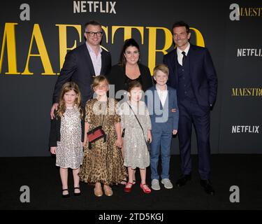 12 décembre 2023, Los Angeles, Californie, États-Unis : BRADLEY COOPER avec sa fille LEA et ses invités assistent à la première de Los Angeles ''Maestro'' de Netflix. (Image de crédit : © Billy Bennight/ZUMA Press Wire) USAGE ÉDITORIAL SEULEMENT! Non destiné à UN USAGE commercial ! Banque D'Images