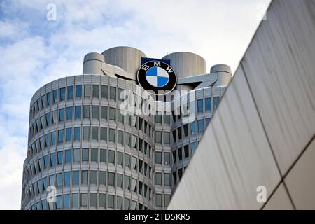 BMW-logo am BMW-Turm beim Werksrundgang von Bundeskanzler OLAF Scholz SPD im BMW Group Werk München. Themenbild, Symbolbild München, 05.12.2023 Bayern Deutschland *** logo BMW sur la tour BMW lors de la visite de l'usine du chancelier fédéral OLAF Scholz SPD à l'usine du groupe BMW à Munich image thématique, image symbolique Munich, 05 12 2023 Bavière Allemagne Copyright : xDwixAnoraganingrumx Banque D'Images