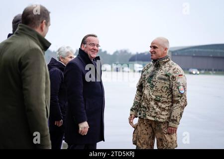Rueckkehrerappell Deutsches Einsatzkontingent MINUSMA Mali Bundesverteidigungsminister Boris Pistorius begruesst Oberst Heiko Bohnsack stellvertrtend BEI Ankunft mit der Maschine der Luftwaffe beim Rueckkehrerappell fuer Soldatinnen und Soldaten des letzten Deutschen Einsatzkontingf Mission intégrée des Nations Unies stabilisation multidimensionnelle MINUSMA 15.12.2023 Wunstorf Niedersachsen Deutschland *** appel de retour du contingent allemand MINUSMA Mali le ministre fédéral de la Défense Boris Pistorius accueille le colonel Heiko Bohnsack au nom de l'armée de l'air allemande à TH Banque D'Images