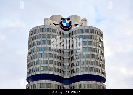 BMW-logo am BMW-Turm beim Werksrundgang von Bundeskanzler OLAF Scholz SPD im BMW Group Werk München. Themenbild, Symbolbild München, 05.12.2023 Bayern Deutschland *** logo BMW sur la tour BMW lors de la visite de l'usine du chancelier fédéral OLAF Scholz SPD à l'usine du groupe BMW à Munich image thématique, image symbolique Munich, 05 12 2023 Bavière Allemagne Copyright : xDwixAnoraganingrumx Banque D'Images