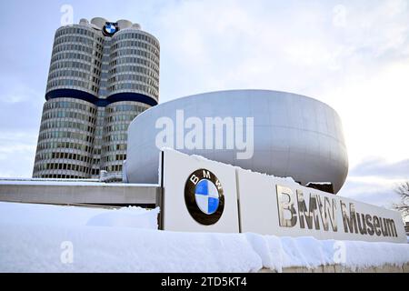 BMW-logo am BMW-Turm beim Werksrundgang von Bundeskanzler OLAF Scholz SPD im BMW Group Werk München. Themenbild, Symbolbild München, 05.12.2023 Bayern Deutschland *** logo BMW sur la tour BMW lors de la visite de l'usine du chancelier fédéral OLAF Scholz SPD à l'usine du groupe BMW à Munich image thématique, image symbolique Munich, 05 12 2023 Bavière Allemagne Copyright : xDwixAnoraganingrumx Banque D'Images