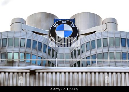 BMW-logo am BMW-Turm beim Werksrundgang von Bundeskanzler OLAF Scholz SPD im BMW Group Werk München. Themenbild, Symbolbild München, 05.12.2023 Bayern Deutschland *** logo BMW sur la tour BMW lors de la visite de l'usine du chancelier fédéral OLAF Scholz SPD à l'usine du groupe BMW à Munich image thématique, image symbolique Munich, 05 12 2023 Bavière Allemagne Copyright : xDwixAnoraganingrumx Banque D'Images