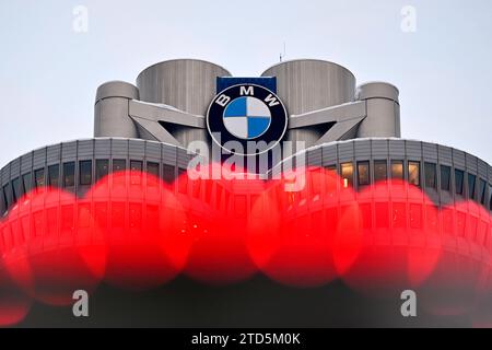 BMW-logo am BMW-Turm beim Werksrundgang von Bundeskanzler OLAF Scholz SPD im BMW Group Werk München. Themenbild, Symbolbild München, 05.12.2023 Bayern Deutschland *** logo BMW sur la tour BMW lors de la visite de l'usine du chancelier fédéral OLAF Scholz SPD à l'usine du groupe BMW à Munich image thématique, image symbolique Munich, 05 12 2023 Bavière Allemagne Copyright : xDwixAnoraganingrumx Banque D'Images