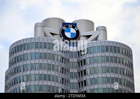 BMW-logo am BMW-Turm beim Werksrundgang von Bundeskanzler OLAF Scholz SPD im BMW Group Werk München. Themenbild, Symbolbild München, 05.12.2023 Bayern Deutschland *** logo BMW sur la tour BMW lors de la visite de l'usine du chancelier fédéral OLAF Scholz SPD à l'usine du groupe BMW à Munich image thématique, image symbolique Munich, 05 12 2023 Bavière Allemagne Copyright : xDwixAnoraganingrumx Banque D'Images