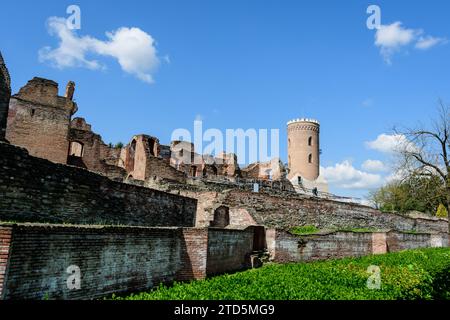 Parc Chindia (Parcul Chindia) près des anciens bâtiments en pierre et des ruines de la Cour royale de Targoviste (Curtea Domneasca) dans la partie historique de Banque D'Images