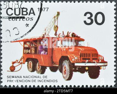 Timbre-poste annulé imprimé par Cuba, qui montre véhicule de secours (1975), semaine de la protection contre les incendies, vers 1977. Banque D'Images