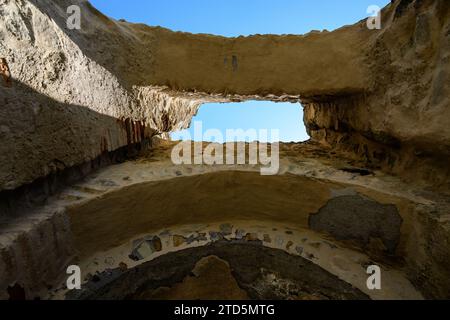Murs en pierre à la Citadelle de Rupea (Cetatea Rupea) après rénovation dans le comté de Brasov, dans la partie sud de la région de Transylvanie (Transilvania), Romani Banque D'Images
